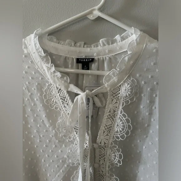 Torrid Women’s Chiffon Clip Dot Ruffle Neck Tie Front Top Blouse White Size 4X - Picture 2 of 12